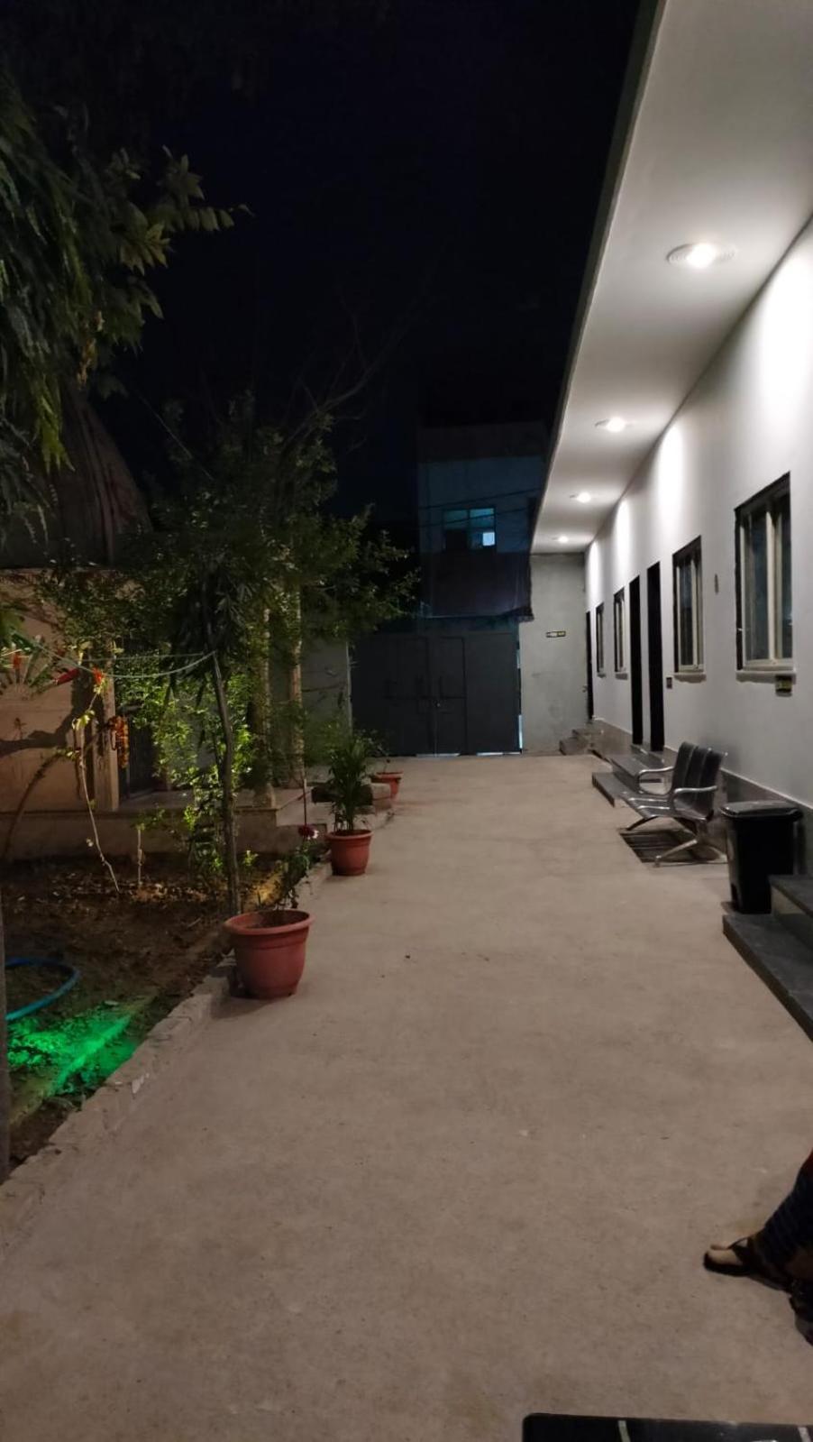 ホテル Maa Gayatri Dham Vrindāvan エクステリア 写真